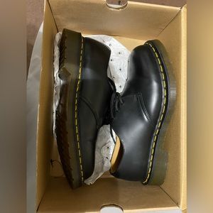 DR MARTENS LEATHER OXFORD SHOES